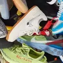 Exploración de zapatillas y ropa urbana