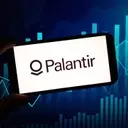 Palantir's Stock Underperforms Amidst European Contract Setbacks, Diverging from Software Peers