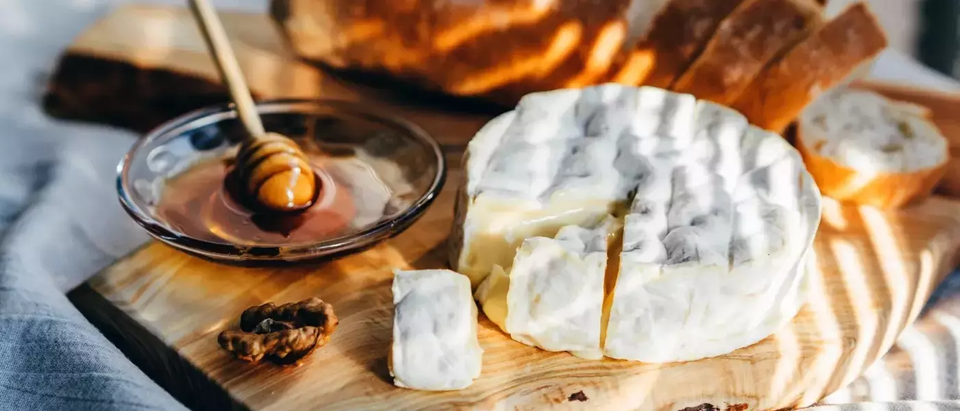 Crafting the Perfect Single-Cheese Board: A Guide to Elegant Entertaining