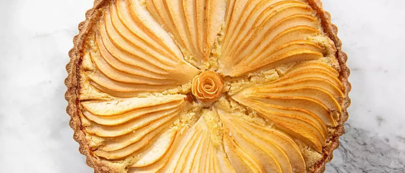 Elegant Pear and Almond Tart: A Simple Yet Sophisticated Dessert