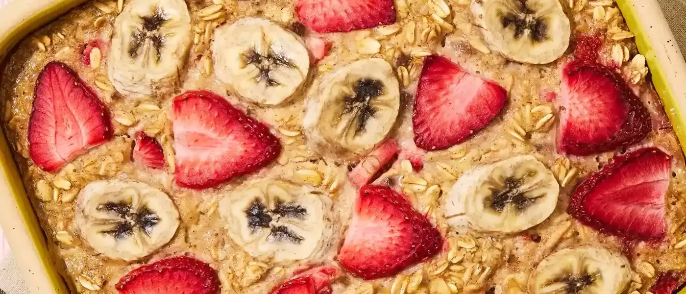 Delicious Strawberry-Banana Baked Oats for a Hearty Breakfast