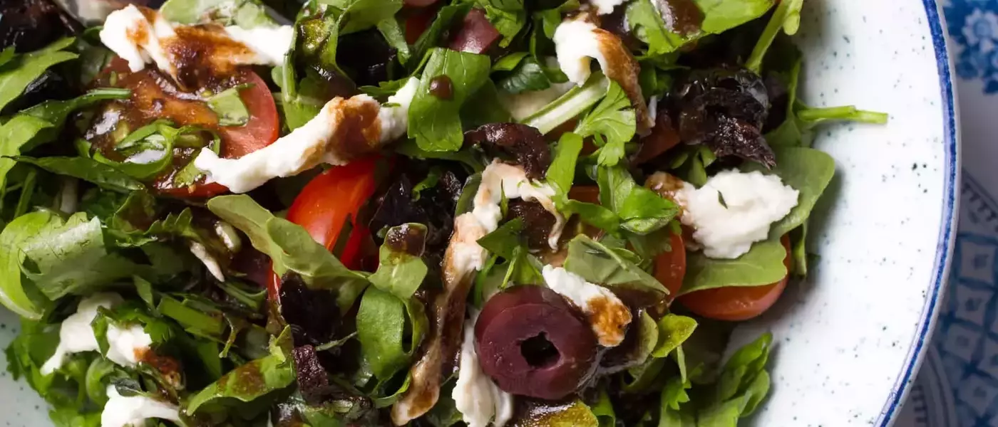 Effortless Vinaigrette: A Squeeze Bottle Hack for Perfect Salad Dressing Every Time