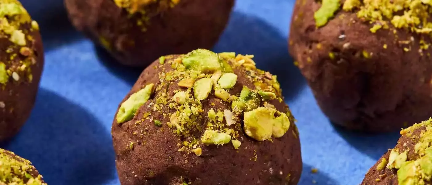 Delectable Chocolate-Pistachio Energy Bites: Your Healthy Treat Guide