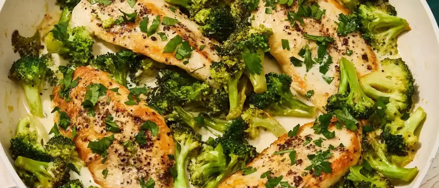 Quick & Healthy Creamy Garlic Chicken and Broccoli Skillet