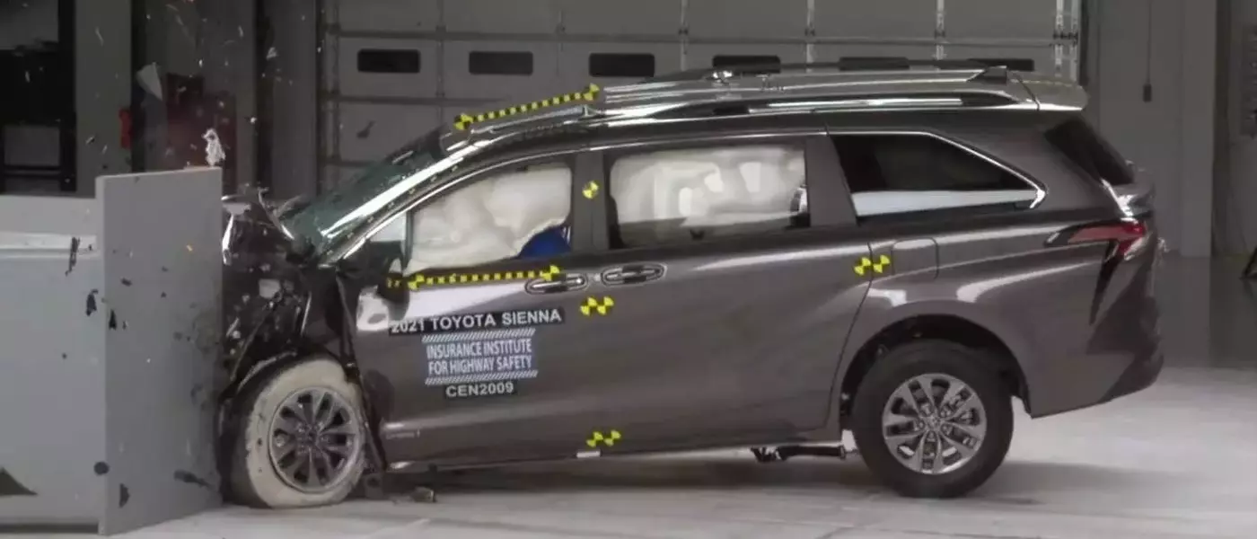Minivans Fail IIHS Rear-Seat Safety Tests, Raising Concerns for Family Vehicles