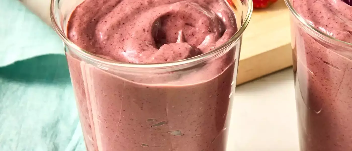 Berry, Avocado, and Spinach Smoothie: A High-Fiber Breakfast