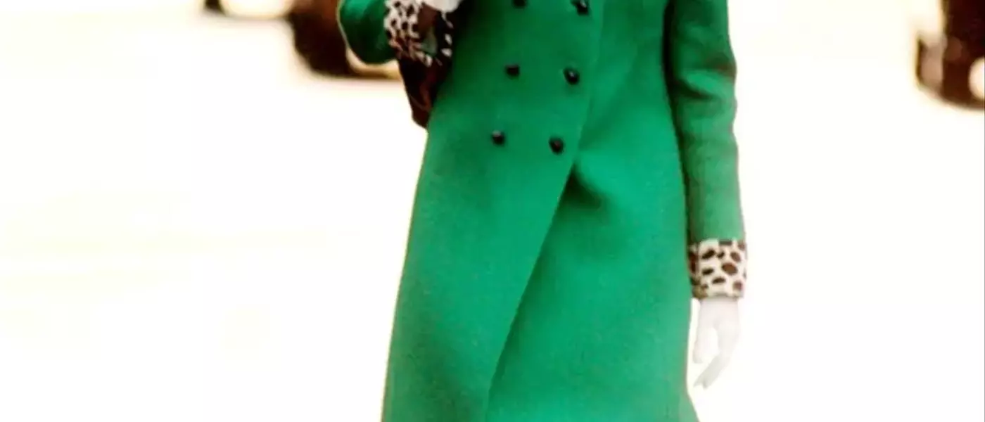 Anne Hathaway Recreates Iconic 'Devil Wears Prada' Look