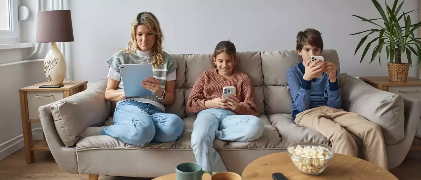 Balancing the Digital World: A Guide for Parents on Managing Screen Time