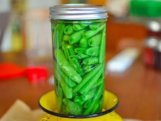 Quick Pickled Sugar Snap Peas: A Refreshing and Crunchy Delight