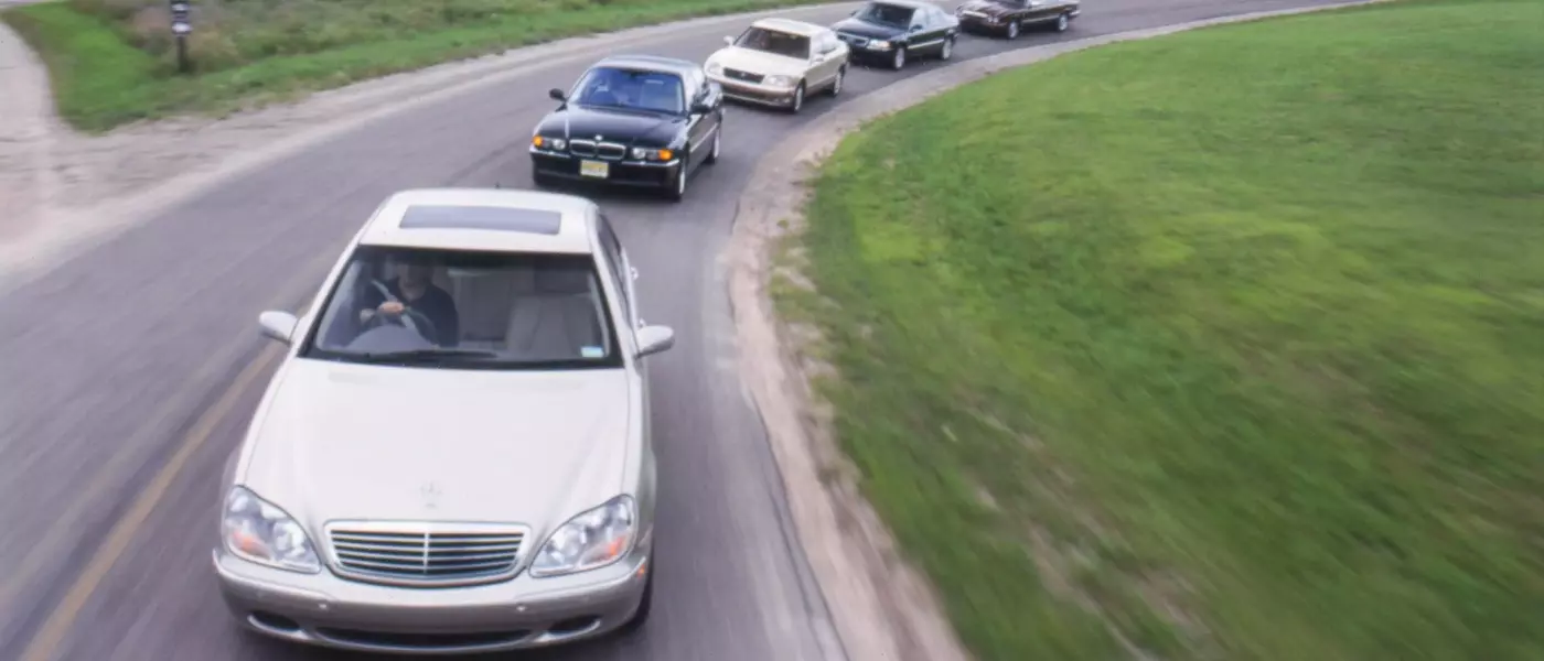 2000 Luxury Sedan Showdown: A Timeless Comparison