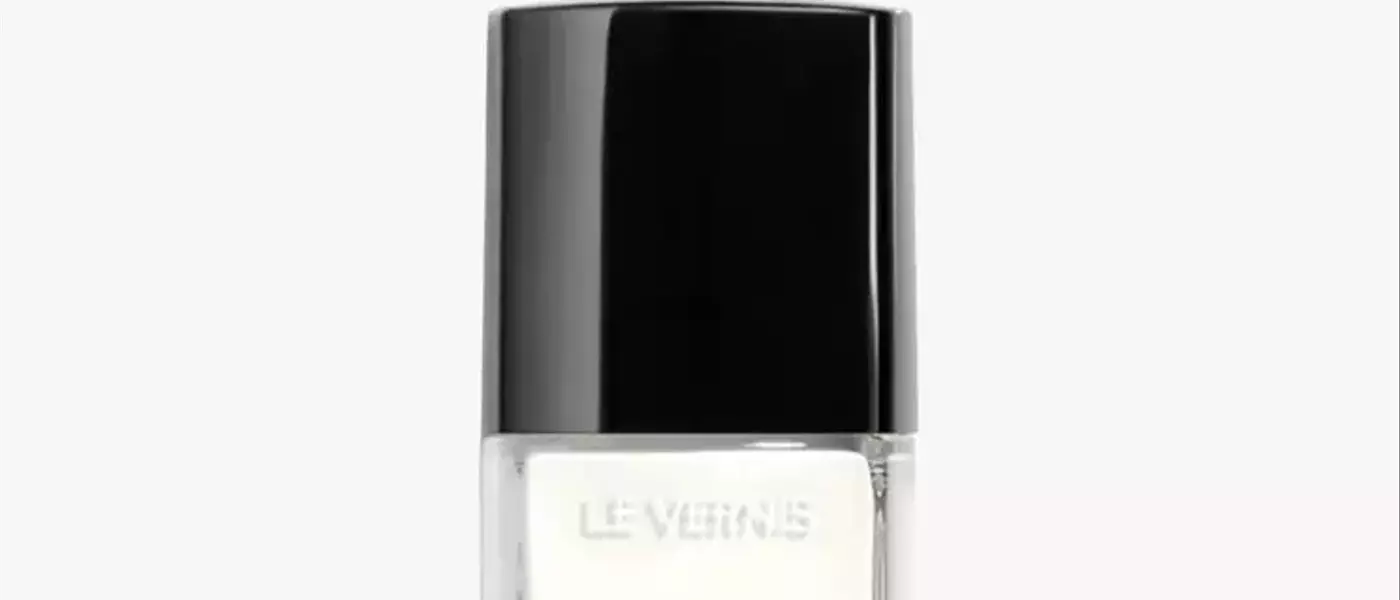 Chic White Nail Art Trends for the Summer Season