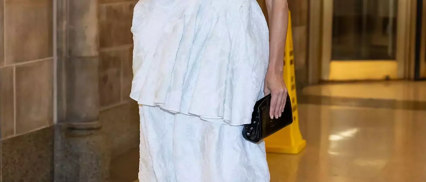 Katie Holmes Embraces the '90s Thong Sandal Trend with Sophistication