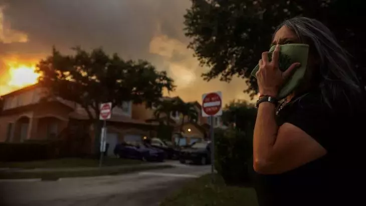 Massive Wildfire Engulfs Western Miami, Blanketing Residential Areas in Smoke
