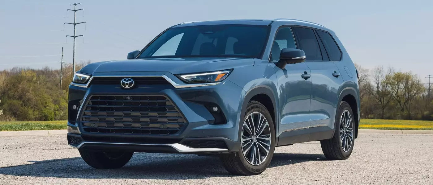 Toyota Grand Highlander: A Comprehensive Photo Gallery of the Spacious Hybrid SUV