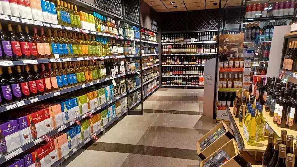 Canadian Retail Sector Navigates Divergent Trends in April