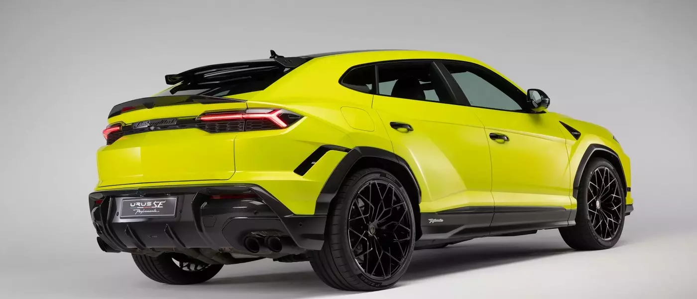 Lamborghini Unveils the Electrifying Urus SE Performante
