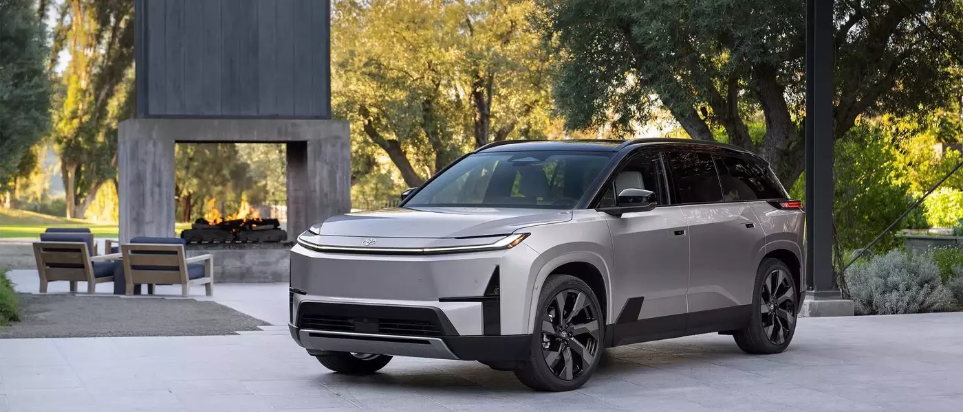 Toyota Postpones Electric Highlander Release to Next Year Amid Strong Demand for Traditional Models