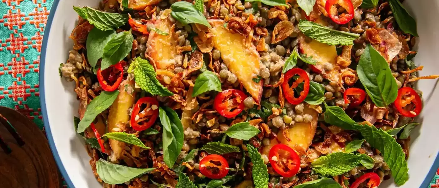Refreshing Lentil and Peach Salad with Zesty Lemongrass Dressing