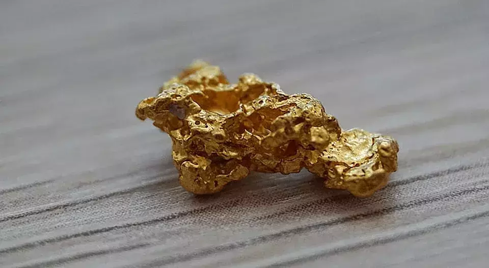 Gold Prices Rise as Dollar Weakens, Geopolitical Tensions Ease