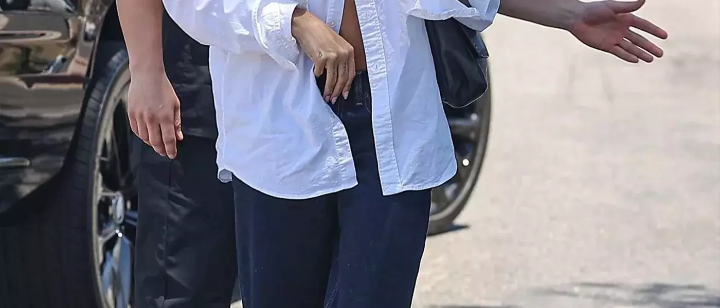 Celebrity-Inspired Button-Up Shirt Styling: From Casual Chic to Modern Elegance