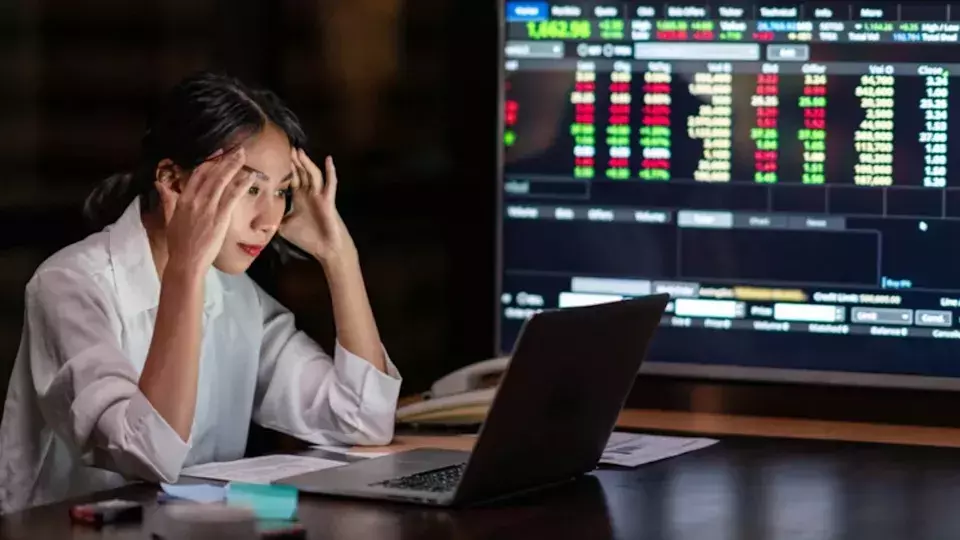 Emotional Investing: Navigating Market Swings