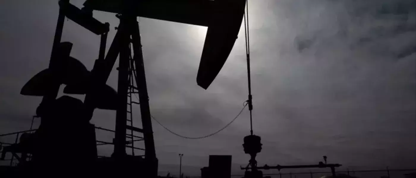 Crude Oil Prices Decline Amidst Weak Demand Outlook and Rising US Stockpiles