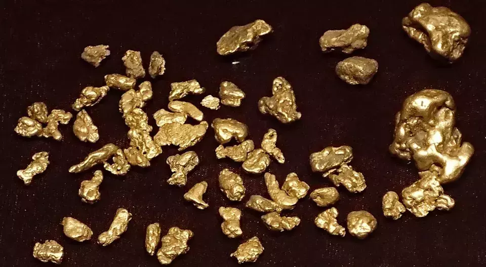 Gold Prices Ascend Amidst Dollar Weakness and Geopolitical Tensions