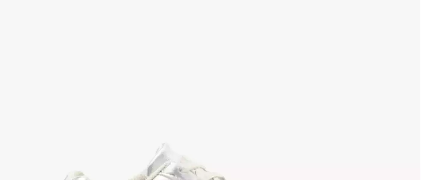5 Stylish Ways to Pair Sneakers with Jeans for Fall Transition