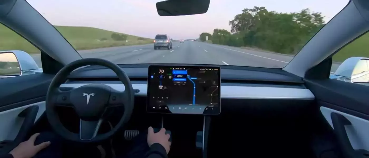 Tesla FSD Introduces Automatic Crash Avoidance in Manual Driving