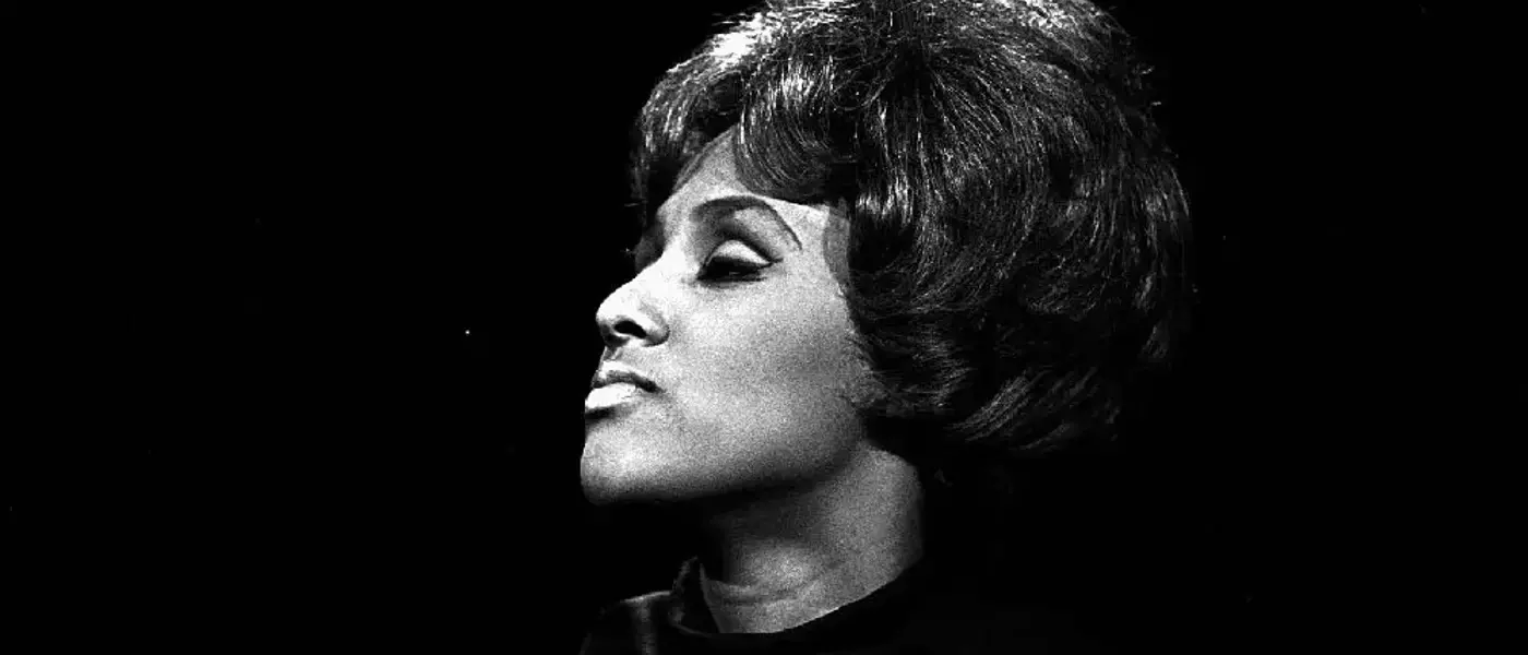 A Tribute to Darlene Love: Her Unsung Journey to Stardom