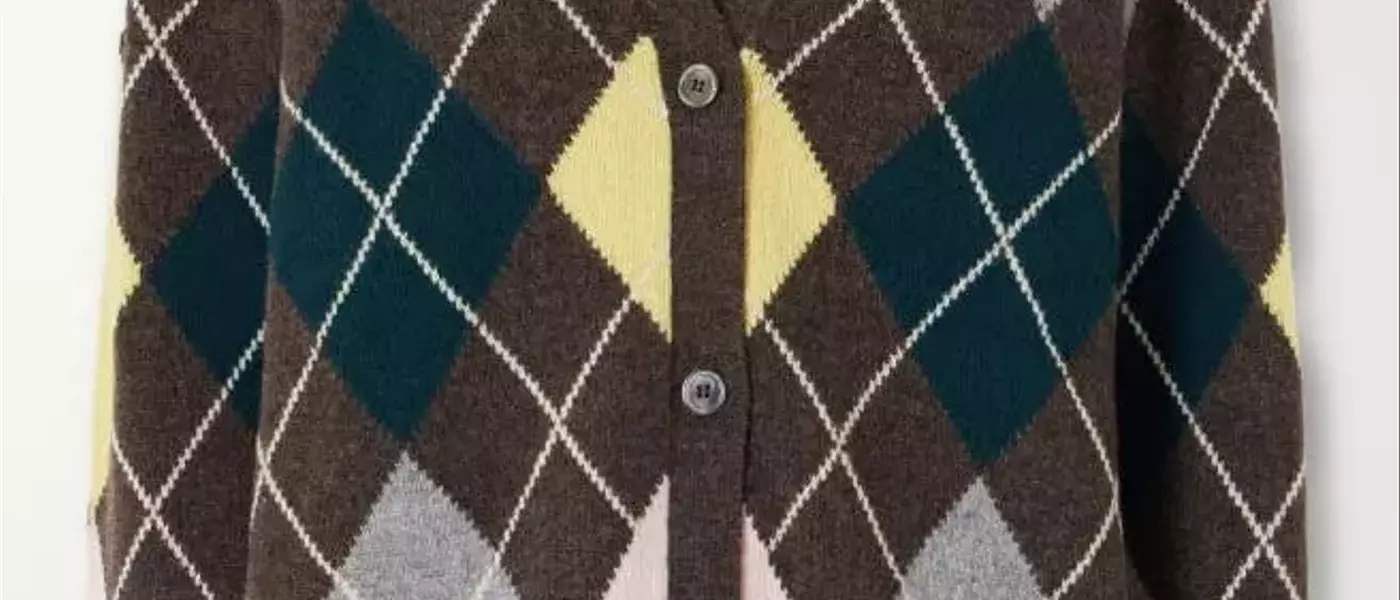 Elevate Your Airport Style: The Essential Cardigan for Comfortable Travel
