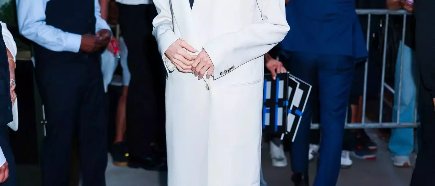 Veronica Leoni's Calvin Klein Red Carpet Style: A Retrospective