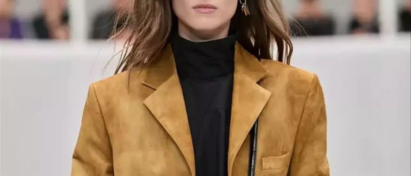 Elevate Your Autumn Style: The Versatile Suede Blazer