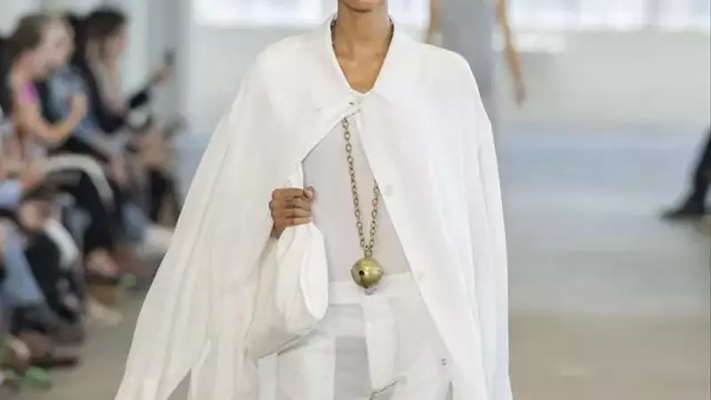 The Resurgence of Long Pendant Necklaces: A Dominant Trend on the Runways